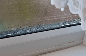 La condensa sulle finestre si manifesta soprattutto durante i mesi invernali, quando gli infissi non sono quelli giusti o sono montati male
